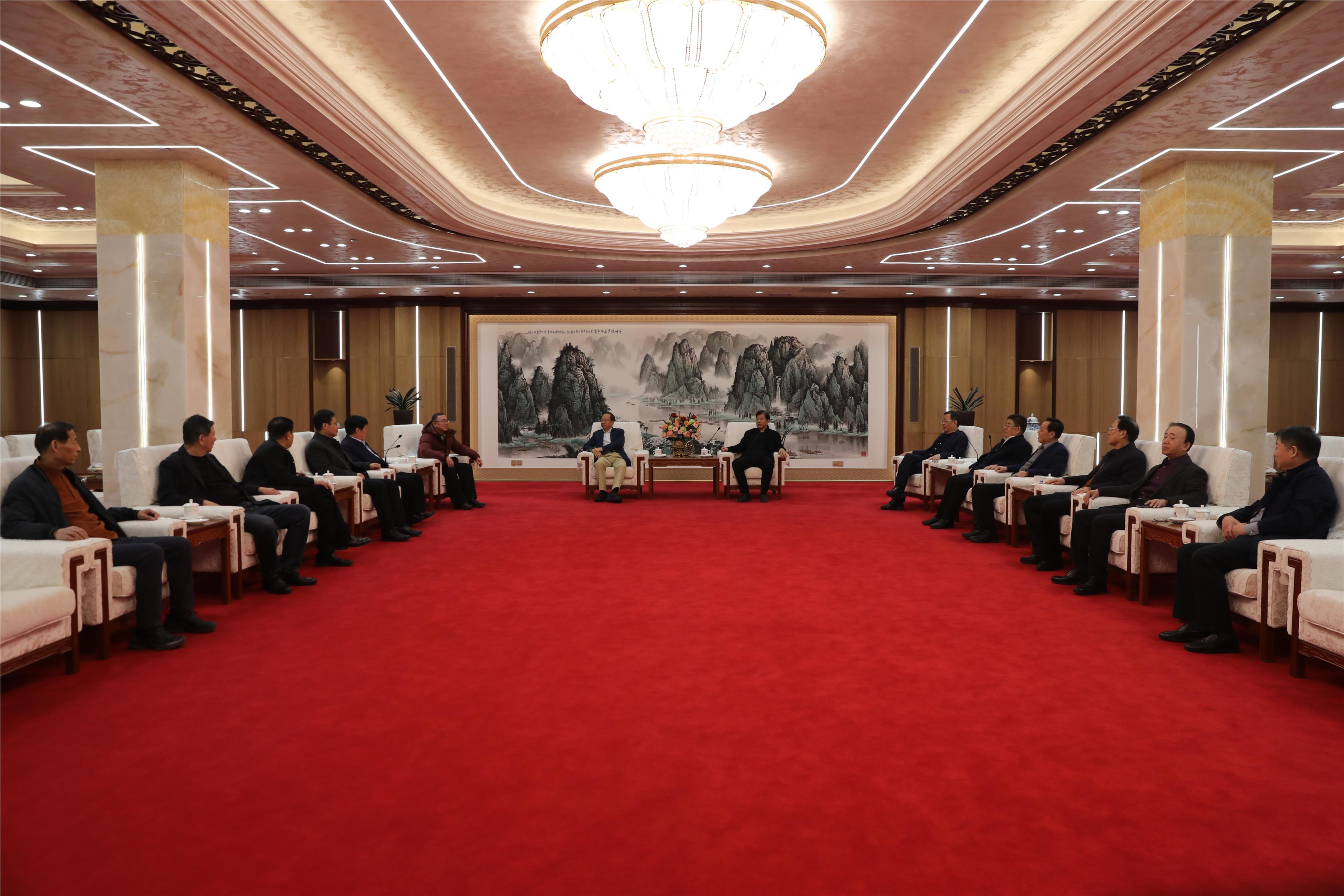 东营市银企协作促进会名誉会长曹连杰，新疆生产建设兵团第七师师长宋学华，东营市人大常委会副主任王吉能、郭顺先，东营市技师学院院长崔相国来集团视察指导工作